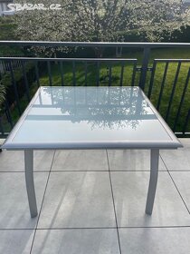 Čtvercový hliníkový stůl se skleněnou výplní - 2