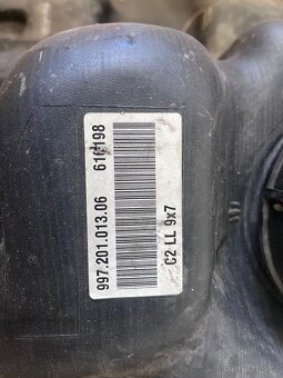 Porsche Cayman/boxster 2007 plastová nádrž včetně čerpadla - 2