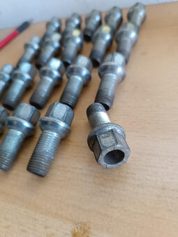 20 šroubů orig. Škoda, VW, Seat M14, závit 26mm - 200Kč - 2