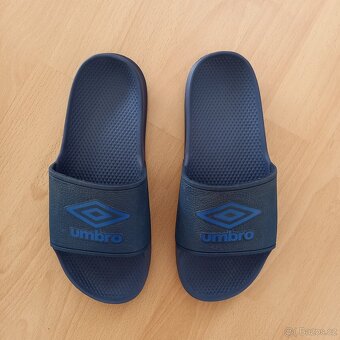 Chlapecké pantofle gumové Umbro vel.39 - 2