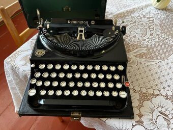Starý psací stroj Remington - 2