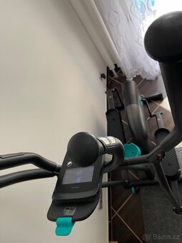 Eliptický trenažér + skládací posilovací lavice – výborný s - 2