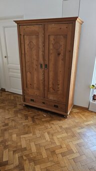Masivní, selská šatní skříň - 2