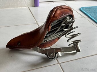 Kožená sedačka na staré jízdní kolo - 2