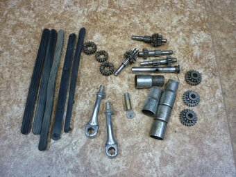 Uloženkové díly na pionýr mustang - 2