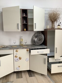 Moderní středně veliká kuchyně IRMA - 2