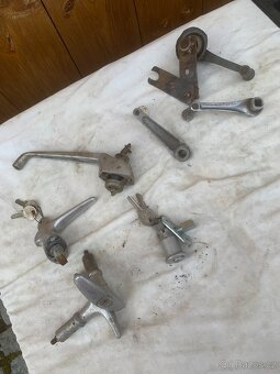 Prodám kliky a zámky zrcátko zátka na auto veterána - 2