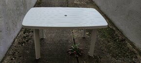 Plastový stůl s otvorem pro slunečník - 2