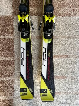 Prodám lyže Fischer RC4 Superior SC + vázání + hůlky LEKI - 2