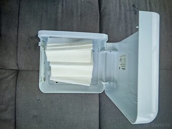 Dávkovač na skládané papírové ručníky - 2