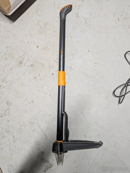 Vretenova sekacka BOSH + odstranovac plevele fiskars - 2