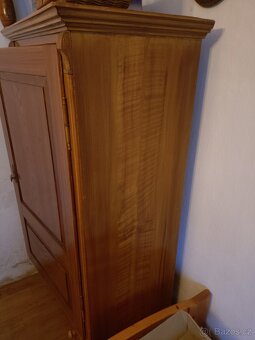 Dřevěná skříň - 2