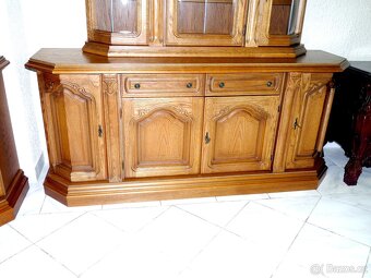 rustikální čtyřdveřovou komodu se šuplíky - 2