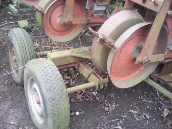 Prodám secí stroj na kukuřici,řepu.8 řádek. - 2