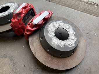4 pískové brzdiče + 320mm dělený kotouče - 2