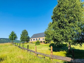 Krásná nemovitost v horách s obrovským pozemkem moderní dům - 2