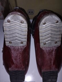 Lyzaky delka 30,5 cm vel.10. Ve druhem inzeratu jsou lyze. - 2
