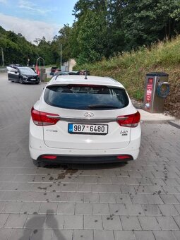 PRODÁM HYUNDAI i40 COMBI 1,7CRDI,104 KW, ČR, SERVISNÍ KNIŽKA - 2