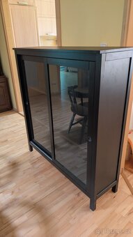 IKEA černá knihovna s prosklenými posuvnými dveřmi - 2