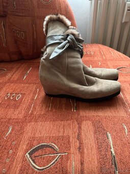 Krásné dámské semišové zimní kozačky s pravým kožíškem - 2