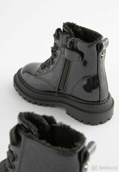 dívčí černé lesklé Next boty vel 30,5 - 2