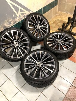 Alu kola Škoda R19 5X112 ZIMNÍ PNEU 235/40 R19 8mm - 2