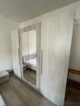 Moderní naábytek do ložnice stůl s židlemi a botník - 2