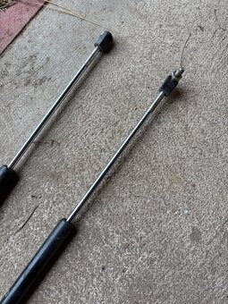 Písty do kufru na škodovku - 2