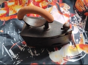 Starožitná žehlička - 2