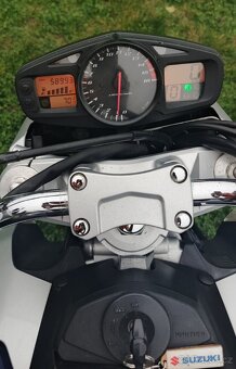 SUZUKI GSR 600 - 2