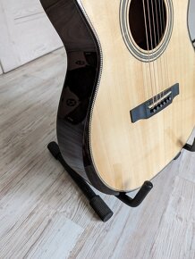 Celomasivní kytara tvaru OM - 2