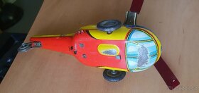 stará plechová hračka helikoptéra - 2