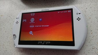 Sony PSP GO - 2