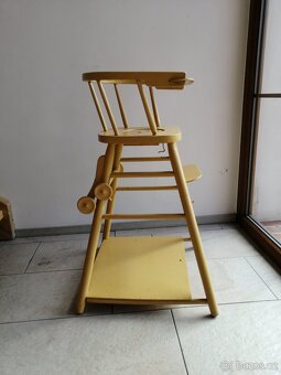 Prodám dřevěnou dětskou sedačku ke stolu - 2
