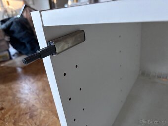 BÍLÁ SKŘÍŇKA NA LEDNICI - 2