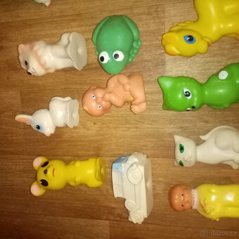 Prodám staré gumové pískací hračky 23 kusů - 2