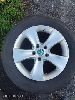 Letní pneu 215/55 r16 s ALU ráfky škoda - 2