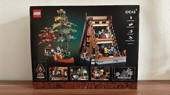 LEGO 21338 Chata „Áčko“ - 2