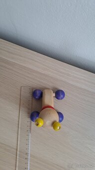 Dřevěné chrastítko / hrkadlo - jezdící medvídek s rolničkou. - 2