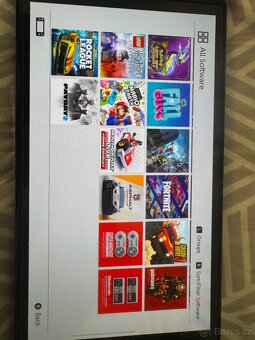 🎮 Nintendo Switch OLED – téměř nové + 256GB karta, 2 páry J - 2