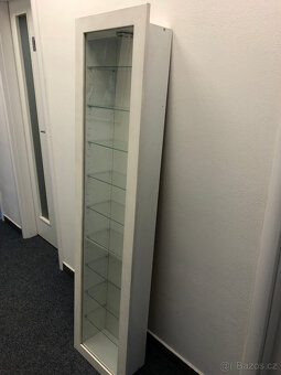 Ikea Bertby. Prosklenná nástěnná skříňka, vitrína, knihovna - 2