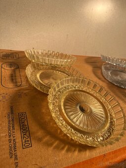 Sada retro plastových podšálků / talířků - 2