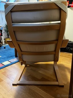 Relaxační, kožené křeslo s podnožkou v super stavu - 2