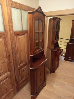 Starožitná rohová skříňka-vitrína - 2