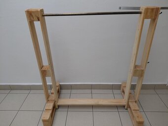 Paletový věšák na oblečení - 2