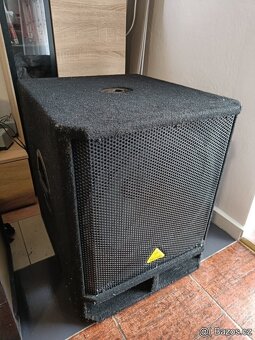 Subwoofer Behringer 18 palců - 2