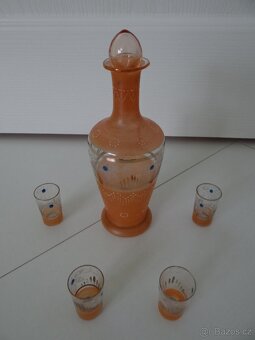 Starožitná skleněná zdobená oranžová karafa se 4 skleničkami - 2