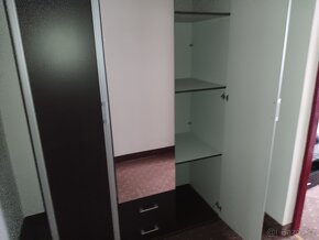 Tří dveřové hnědé skříně - 2