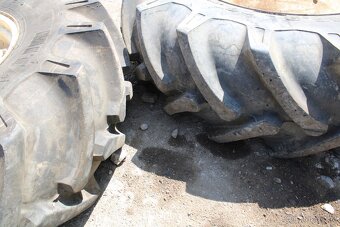 Zetor 6911 kola 16,9-28 10 pláten pneu 90% - 2