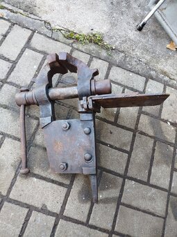 Starý kovářský svěrák - 2